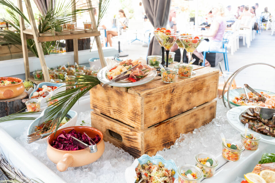 ABC Salles – Photo d’illustration - Sous la canicule, les glaçons sont les véritables chefs de cuisine. Buffet d’été ou mariage en extérieur : misez sur la fraîcheur chic avec des plateaux réfrigérés, des bacs givrés et une présentation qui allie esthétisme et sécurité alimentaire. L’élégance, oui — mais à température contrôlée. 