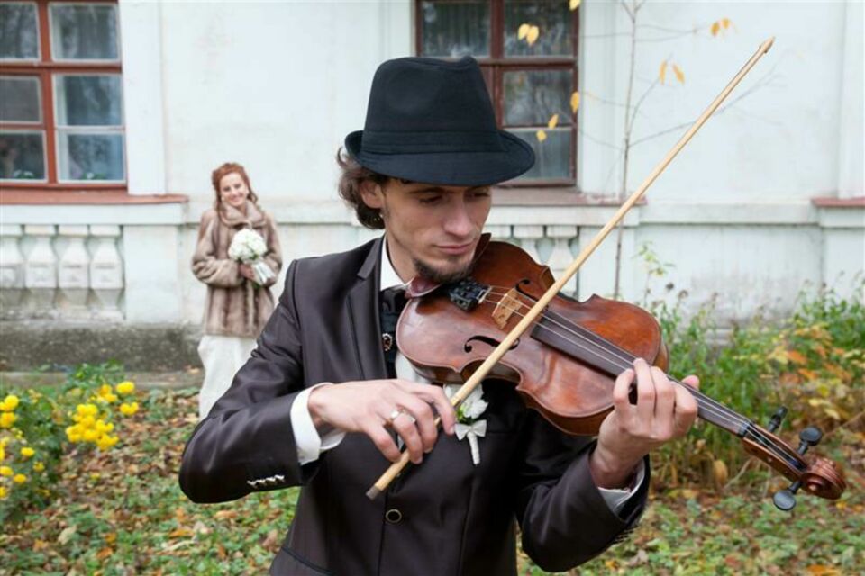 Adobe Stock- Photo d'illustration - Héritage musical du XVIIe siècle, le Canon de Pachelbel continue de faire vibrer les cérémonies d’aujourd’hui. Entre montée en intensité et promesse d’éternité, il transforme chaque entrée de mariée en moment suspendu.