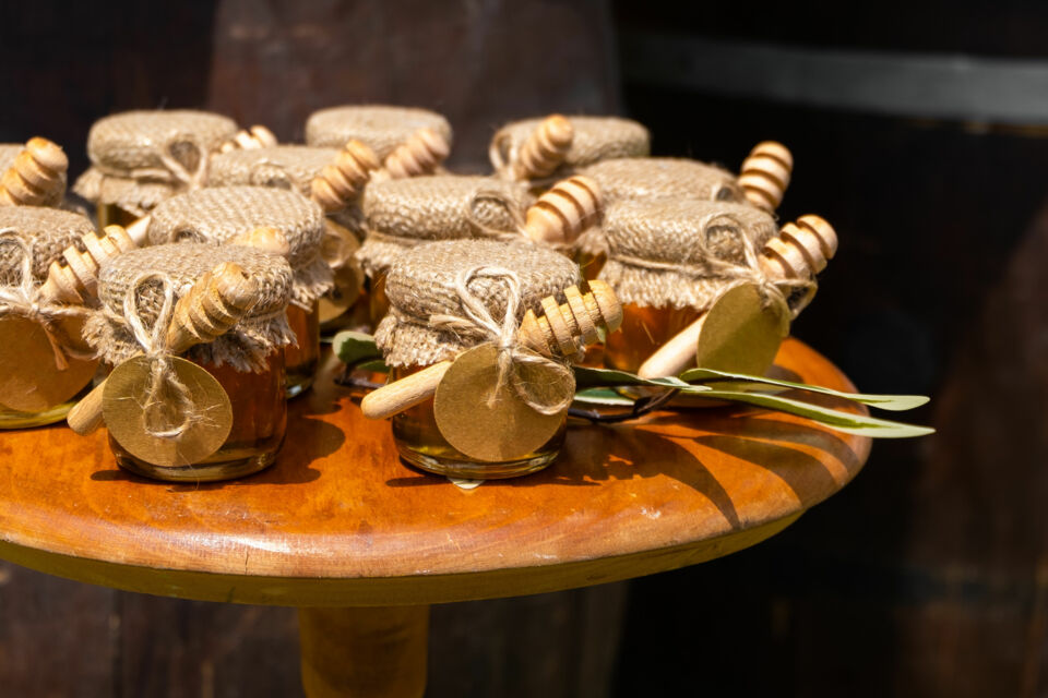 Adobe Stock -&nbsp; Photo d'illustration -&nbsp;&nbsp;Entre tons miel et doré, alvéoles élégantes, fleurs sauvages, bougies en cire d’abeille, une déco de mariage inspiré de l’apiculture mêle authenticité rustique et détails naturels.