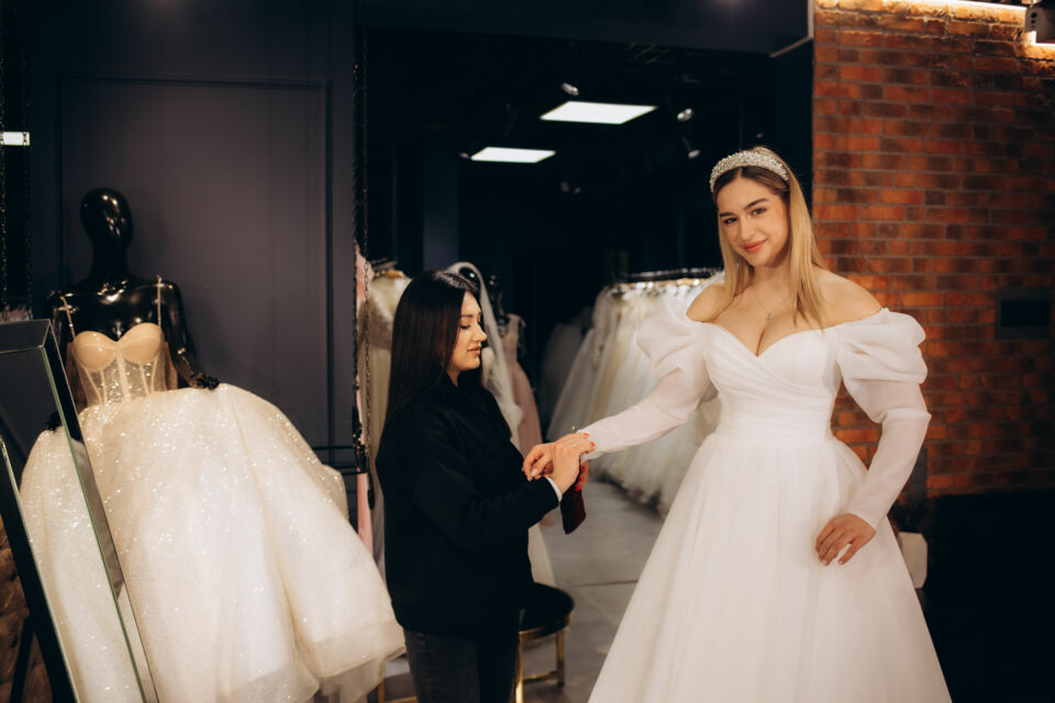 Adobe Stock - Photo d'illustration - Travailler au noir pour financer un mariage signifie exercer une activité non déclarée afin de récolter de l'argent, souvent pour couvrir des frais importants liés à la cérémonie.