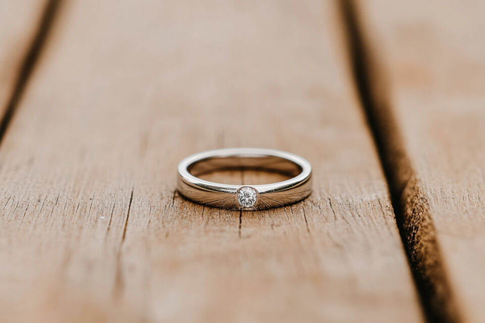 Adobe Stock - Photo d'illustration -  Bijou de lumière pure : un solitaire en serti invisible, où la monture disparaît pour laisser parler l’éclat de la pierre. L’élégance à l’état brut.