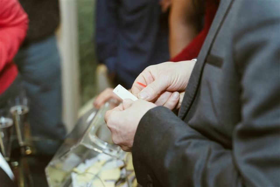 Adobe Stock - Photo d'illustration - Billets numérotés, lots déjantés, éclats de rire partagés… La tombola réinvente l’animation de mariage avec style et complicité