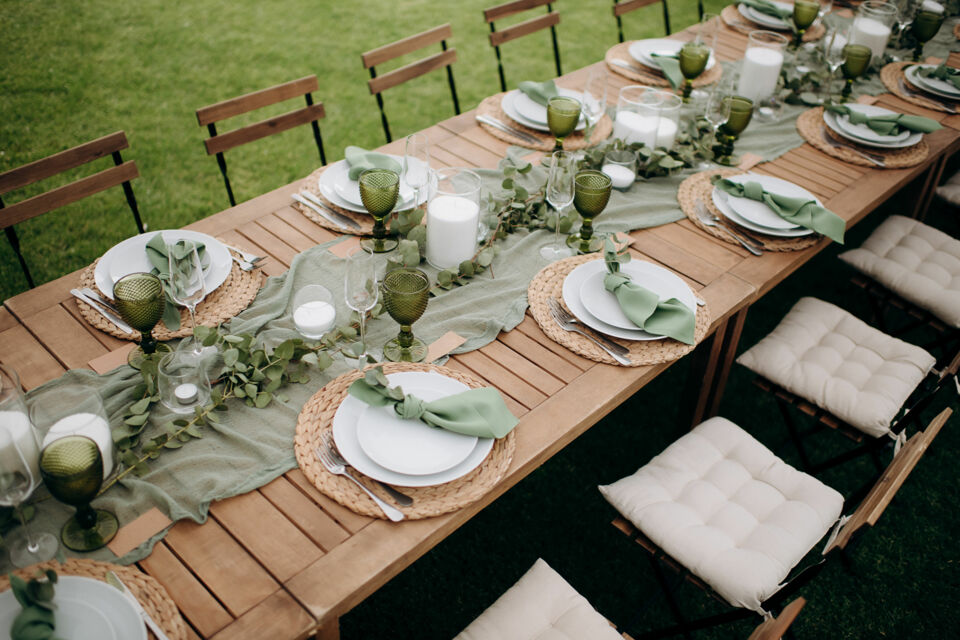 Adobe Stock - Photo d'illustration - Un mariage d’été tout en douceur : vert sauge et lin naturel s’invitent en harmonie pour une décoration élégante, fraîche et résolument tendance.