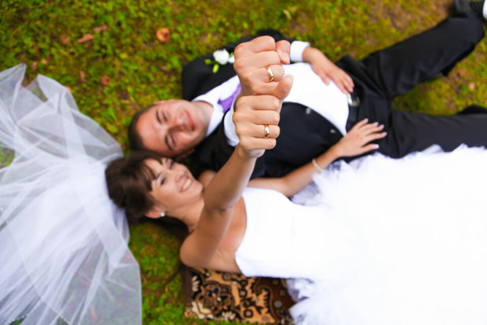 Adobe Stock - Photo d'illustration - Un mariage à contre-courant casse les codes traditionnels en affirmant une union unique, audacieuse et libre, où chaque détail reflète les valeurs singulières du couple.