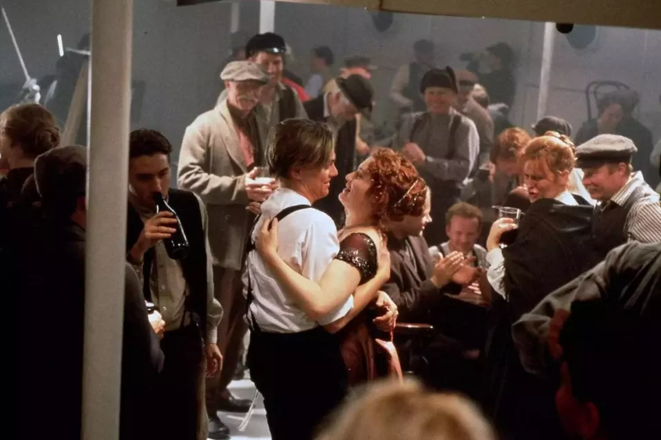 Allo Ciné - Photo d'illustration -&nbsp;Et si votre première danse ressemblait à celle de Rose et Jack ? Oubliez le slow figé… et laissez-vous emporter par les cordes du violon, les rires et l’énergie brute d’une danse irlandaise. Une ouverture de bal libre, vibrante, inoubliable. 