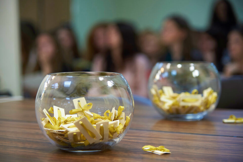 Adobe Stick -&nbsp; Photo d'illustration -&nbsp;&nbsp;Organiser une tombola à votre mariage, c’est insuffler une touche ludique et conviviale qui renforce la complicité entre les invités tout en laissant place à l’inattendu et à la générosité.