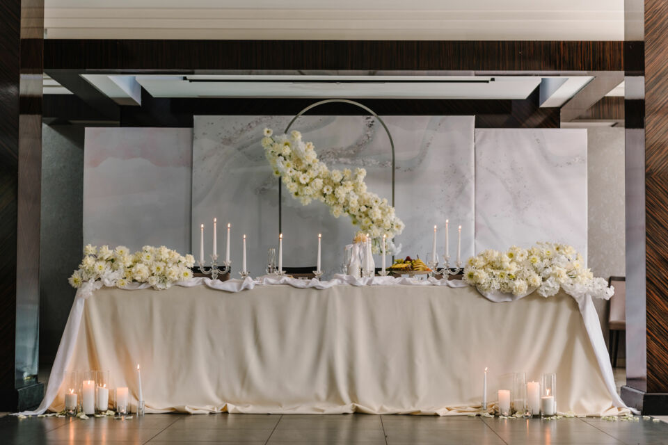 Adobe Stock -&nbsp; Photo d'illustration -&nbsp;Mariage lumineux et raffiné aux tons jaune et blanc cassé, mêlant douceur, élégance champêtre et ambiance chaleureuse pour une célébration pleine de joie et de charme naturel. ou est le verbe