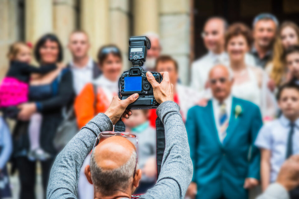 Adobe Stock - Photo d'illustration -&nbsp;&nbsp;Sous l’éclat des regards et la douceur des promesses, l’art du photographe de mariage saisit l’instant fragile où l’amour devient éternité, gravé dans la lumière d’un jour unique