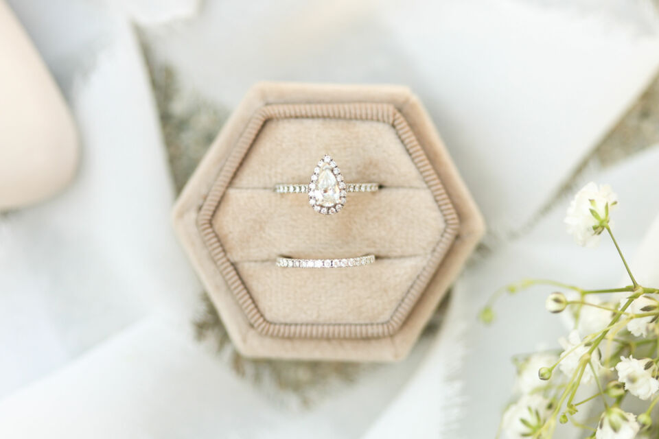 Adobe Stock - Photo d'illustration - La bague de fiançailles sertie en rail présente des pierres alignées dans une rainure métallique, offrant un design épuré, moderne et sécurisé qui magnifie leur éclat en toute élégance.