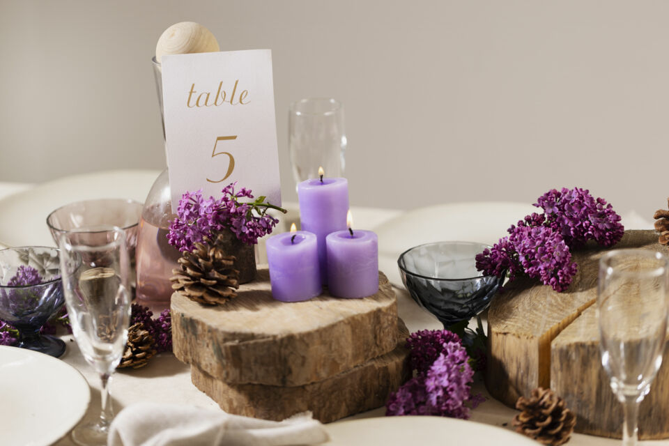 Adobe Stock - Photo d'illustration - Une décoration de mariage mauve évoque l’élégance romantique : entre fleurs délicates, lumière tamisée et touches violettes, elle crée une atmosphère magique et inoubliable.