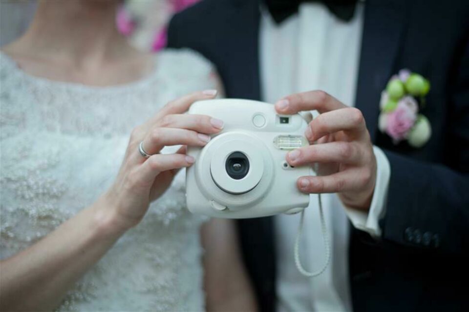 Adobe Stock - Photo d'illustration - Le charme du Polaroïd fait son grand retour dans les mariages pour capturer des instants uniques et spontanés. Une touche rétro, une animation conviviale, et des clichés que vos invités garderont précieusement.