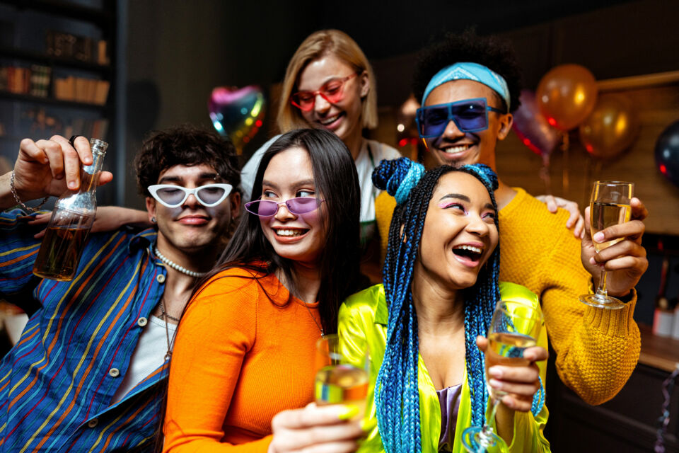 Adobe Stock - Photo d'illustration - Alcool et mineurs en fête : une tolérance familiale qui favoriserait une consommation future accrue, selon une étude d’Addictive Behaviors.