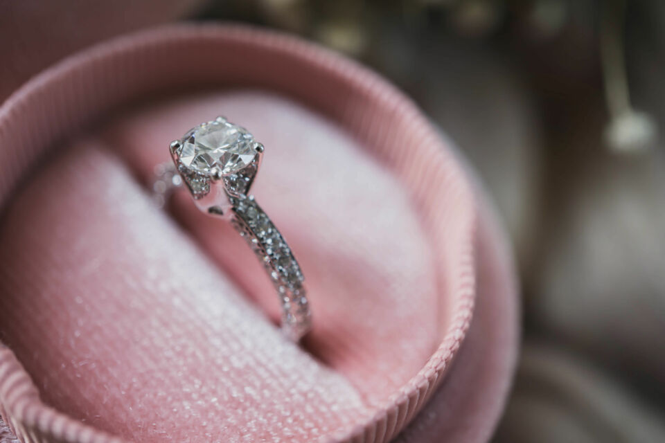 Adobe Stock - Photo d'illustration - La bague de fiançailles serti barrette séduit par son design audacieux : un alignement raffiné de diamants sublimé par une monture épurée, pour une déclaration d’amour résolument moderne.