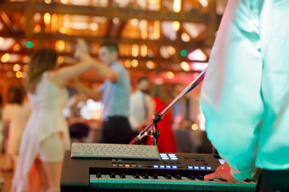 Adobe Stock - Photo d'illustration - Élégance et émotions : un piano live pour sublimer votre vin d’honneur et offrir à vos invités une parenthèse musicale inoubliable.