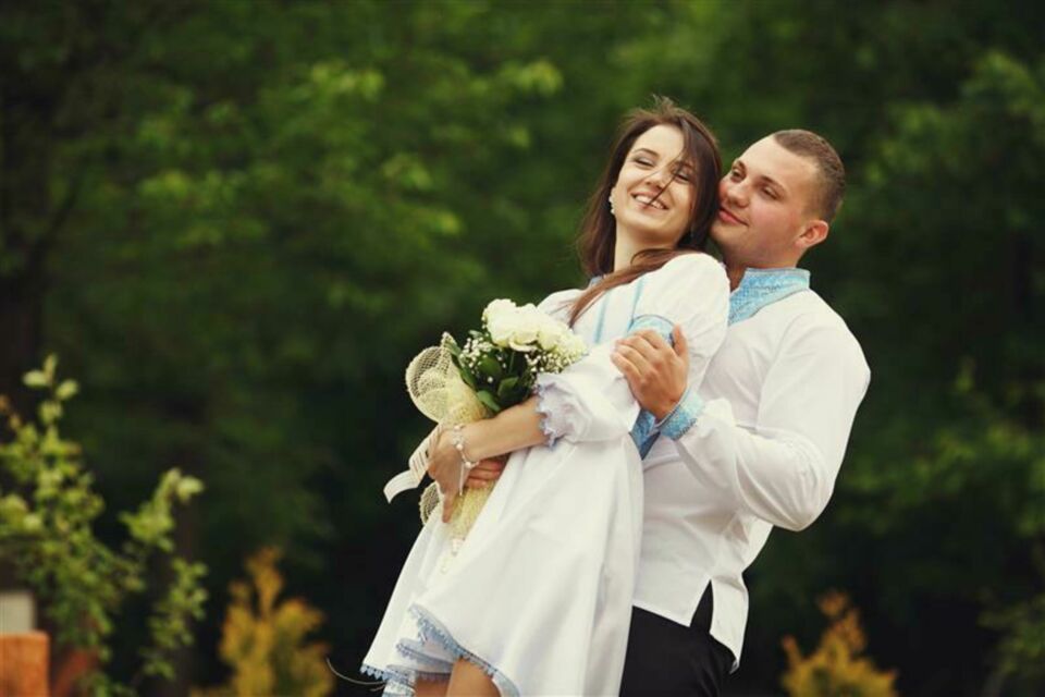 Adobe Stock - Photo d'illustration -&nbsp;Le lendemain du grand jour, on garde la robe, on garde le costume… mais on laisse tomber le stress. Le Chill the dress, c’est la séance photo complice, poétique et décontractée qui raconte votre amour sous un nouveau jour.&nbsp;