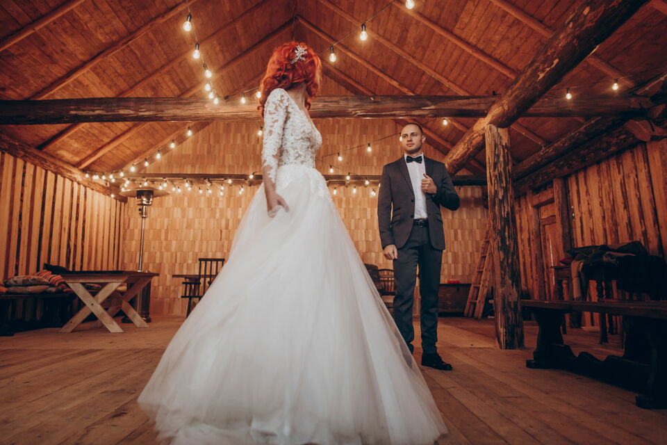 Adobe Stock - Photo d'illustration - Une entrée de mariage façon scène finale de Grease, entre cuir, chorégraphie et déhanché endiablé, pour une célébration rétro qui électrise l’ambiance et fait swinguer les invités !