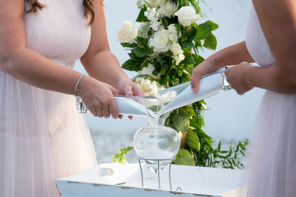 Adobe Stock - Photo d'illustration - Des gestes oubliés, des symboles universels et des traditions confidentielles pour sublimer la cérémonie et marquer les esprits. Un voyage au cœur des rituels méconnus du mariage.