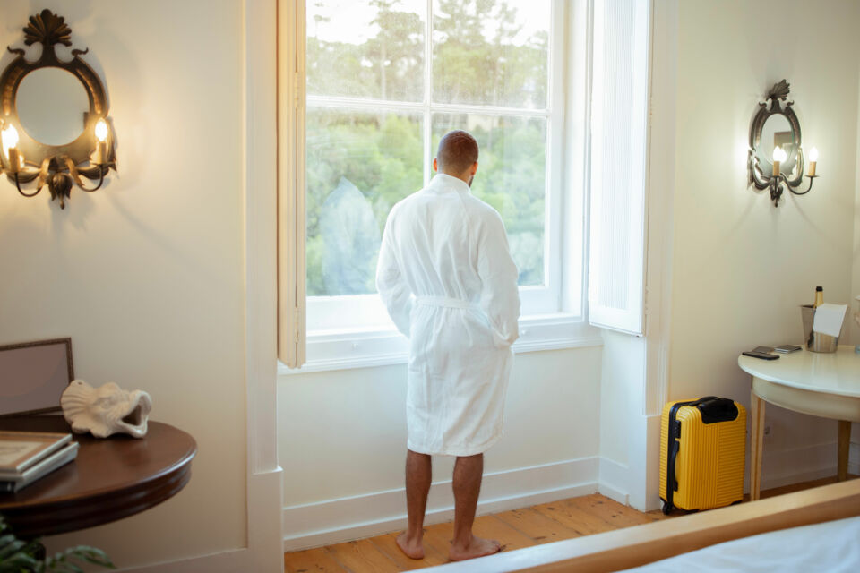Adobe Stock - Photo d'illustration - La lingerie de mariage masculine évolue vers plus de raffinement et d’expression personnelle, mêlant audace, confort et élégance pour célébrer l’union avec style et confiance.