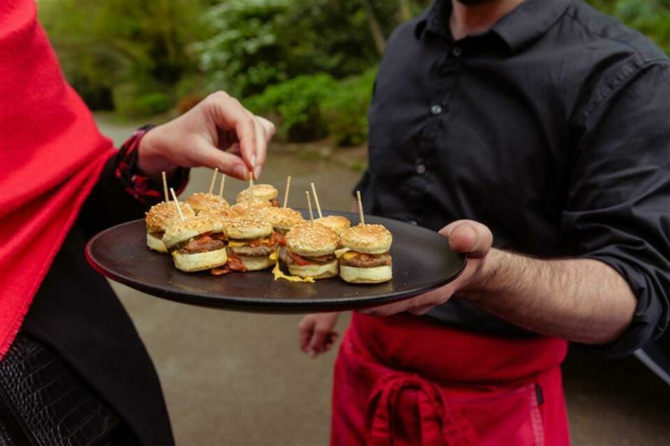 Adobe Stock - Photo d'illustration - Pourquoi ne pas créer un menu “Fast & Fancy” avec typographie rétro, ou même faire imprimer des boîtes personnalisées ? Vos invités adoreront prendre des photos et les partager.