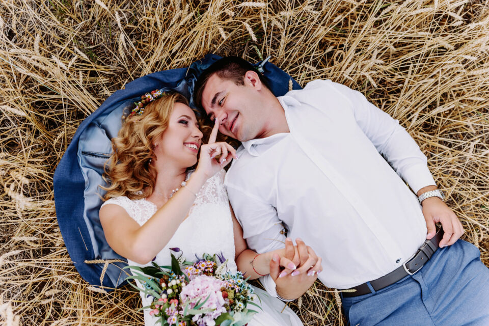 Adobe Stock - Photo d'illustration - Exit les accessoires traditionnels : opter pour un mariage sans cravate ni nœud papillon, c’est embrasser un style épuré, moderne et affirmé, qui célèbre l’élégance libre et décontractée.