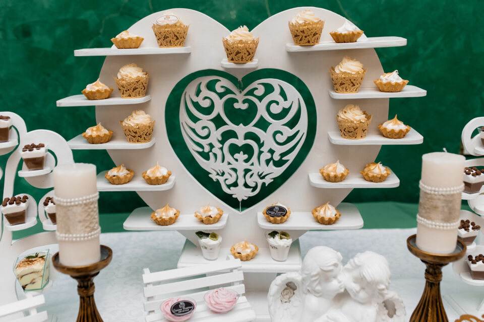 Freepik Photo d'illustration :De la gourmandise pour faire briller votre buffet de mariage sous une forme moderne