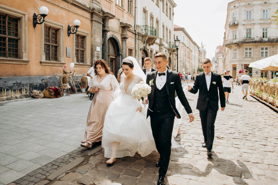 Adobe Stock - Photo d'illustration - Célébration nuptiale revisitée, le split wedding consiste à organiser la cérémonie et la réception à des moments ou lieux différents, pour plus de flexibilité et de personnalisation.