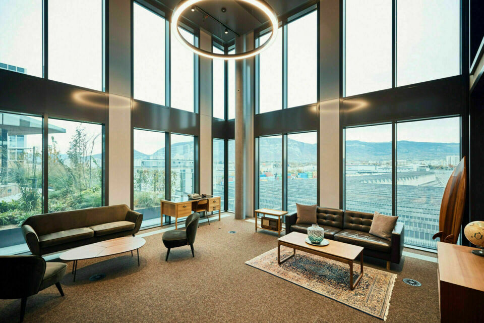 ABC Salles - droits réservés - Au cœur du quartier d’affaires de Pont-Rouge, Westhive Genève offre 4500 m² d’espaces modernes avec bureaux, salles de réunion, restaurants, rooftop et centre de conférences tout équipé. 