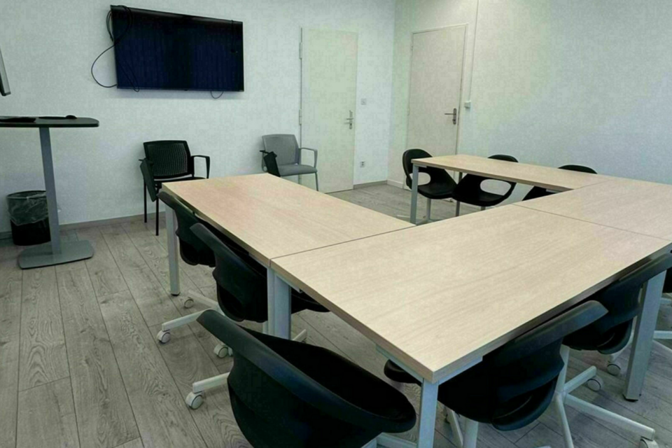   ABC Salles - droits réservés - À deux pas de la gare centrale, Salle Cornavin est un espace professionnel, idéal pour réunions, formations ou coachings dans la région genevoise.   