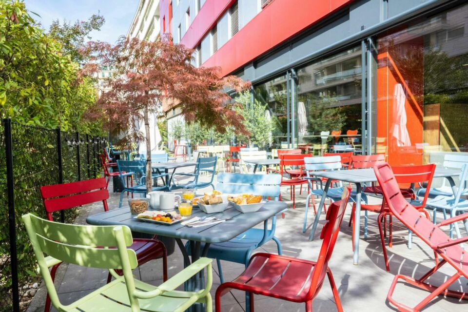 ABC Salles - droits réservés - Idéalement situé, l’Ibis Genève Centre Nations propose un cadre fonctionnel avec salle de réunion équipée, idéal pour des rencontres productives et sans détour. 