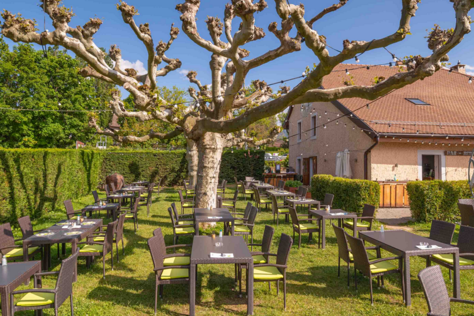 ABC Salles - droits réservés - Niché dans un écrin de verdure à Plan-les-Ouates, Garden & Cooking est un restaurant familial qui célèbre la cuisine locale et végétale, avec des produits frais, une ambiance chaleureuse et un cadre idéal pour vos événements privés ou professionnels. 