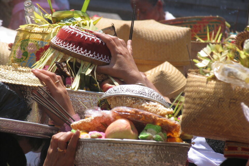 Adobe Stock - Photo d'illustration - Le repas de mariage, conçu comme une offrande, incarne un geste sacré de partage et de gratitude, où chaque plat célèbre l’union des familles et honore les traditions ancestrales dans une communion festive.