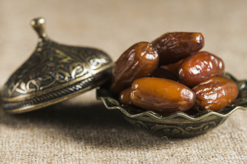 Freepik Photo d'illustration :Offrir des dattes lors d’un mariage, c’est bien plus que glisser un fruit sucré dans une boîte. C’est raconter une histoire, transmettre une tradition, et poser un geste d’amour universel