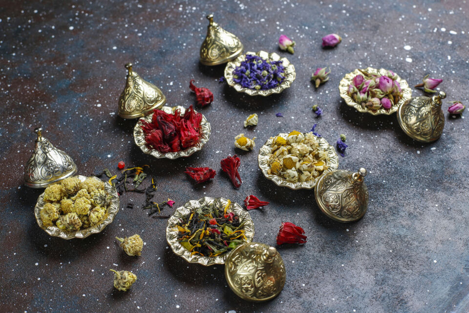 Adobe Stock - Photo d'illustration - Dans les mariages traditionnels, l’encens et la résine diffusent des effluves sacrés et envoûtants, enveloppant les rituels d’une aura mystique et chaleureuse, symbole de bénédiction et d’union.