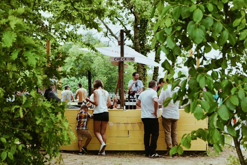 ABC Salles – DR - À deux pas de Bordeaux, au cœur des vignes, le Domaine Grand Jour offre un cadre idéal pour une ambiance conviviale autour de grillades et barbecues raffinés.  
