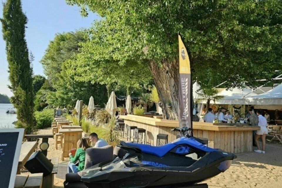 ABC Salles – DR -  Niché à Belbeuf, L'Estival est le spot parfait pour savourer des grillades en plein air : brasero, barbecue et ambiance chaleureuse en bord de Seine et au cœur de la nature normande.  