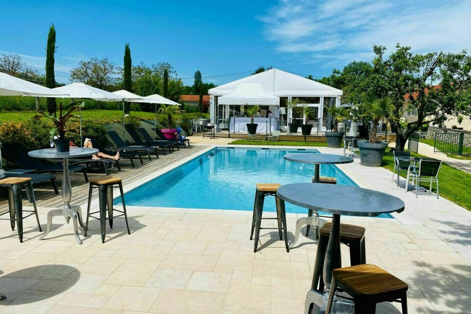 ABC Salles – DR - Au Domaine de Suzel, à Vignieu, l’ambiance grillades prend des airs de prestige : brasero, terrasse et cuisine raffinée s’unissent pour des moments chaleureux en pleine nature. 
