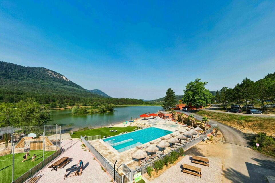 ABC Salles – DR -  Au cœur de l’Aude, le Domaine Innature à Arques offre un cadre naturel chic, idéal pour une ambiance grillades autour du lac, avec barbecue, terrasse et esprit convivial. 