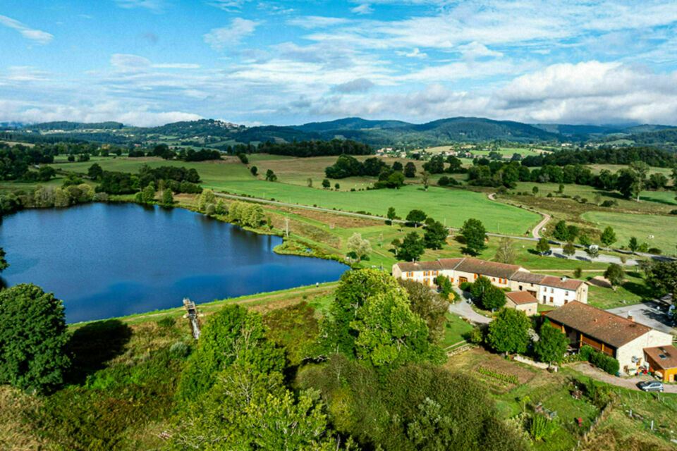 ABC Salles – DR -  Niché au cœur du Haut-Forez, à Les Salles,  Domaine de la Plagnette est un véritable havre de paix en pleine nature, idéal pour les séjours de détente, les événements privés ou professionnels.