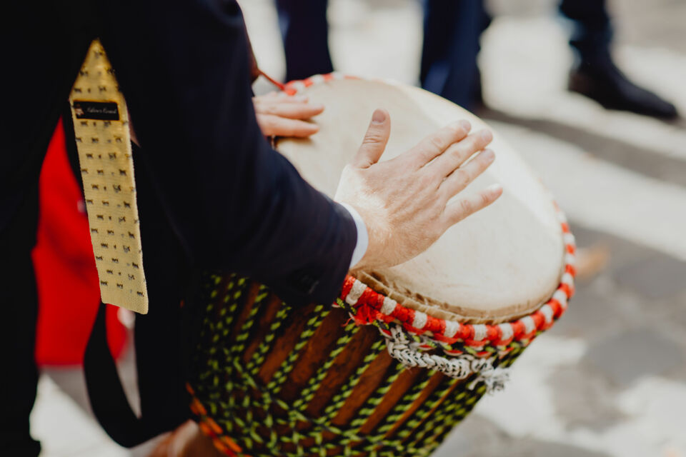 Adobe Stock -&nbsp; Photo d'illustration -&nbsp;&nbsp;Du tambour tunisien à la kora africaine, du oud oriental au zurna balkanique, ces instruments vibrants tissent l’âme festive des mariages, unissant rythmes et cultures dans une célébration universelle.