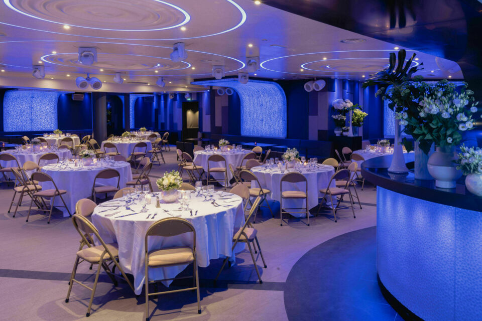 ABC Salles – DR - Ambiance chic et quilles qui claquent : Le Duplex, au pied de l’Arc de Triomphe, mêle restaurant, club, et 15 pistes de bowling pour des événements inoubliables.