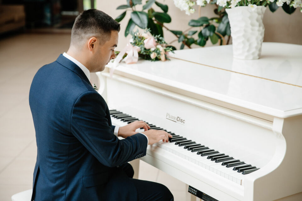 Adobe Stock - Photo d'illustration - Le musicien solo séduit par sa simplicité et son intensité : une voix, un instrument, et l’émotion à l’état pur pour accompagner chaque moment du mariage avec justesse et intimité.