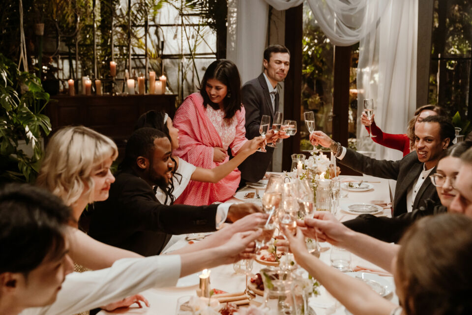 Adobe Stock - Photo d’illustration - Le repas de mariage convivial en family style transforme la table en lieu de partage : les plats sont servis au centre, chacun se sert, échange et savoure dans une ambiance chaleureuse et détendue.