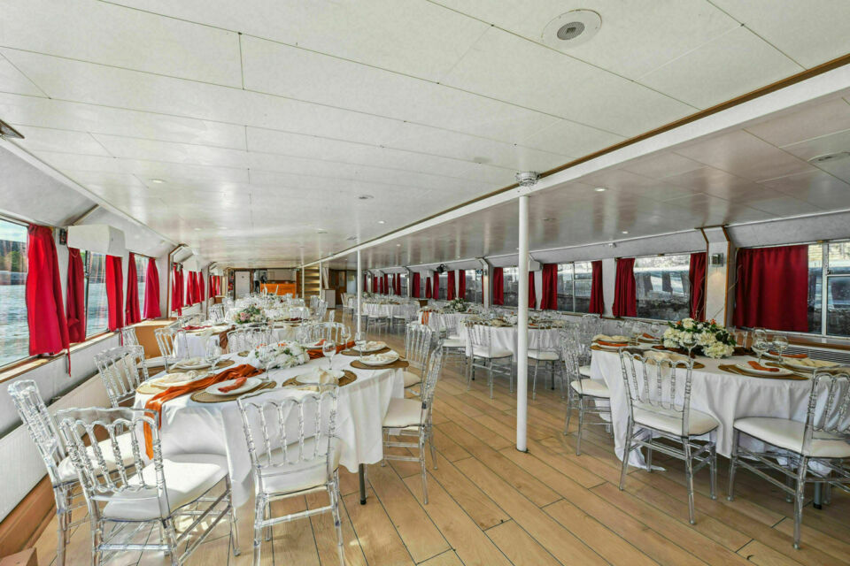 ABC Salles – DR - Péniche Événement – Un lieu flottant pour célébrer Paris autrement Amarrée sur la Seine, cette péniche élégante et modulable invite à vivre des instants d’exception entre ciel et eau, dans un décor unique que l’on façonne selon ses envies.