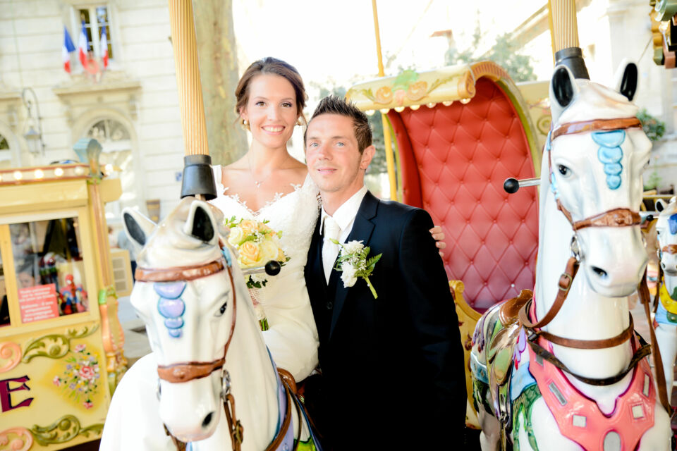 Adobe Stock -&nbsp; Photo d'illustration -&nbsp;&nbsp;Réussir un mariage festival chic, c’est marier l’élégance à l’esprit bohème : déco naturelle, tenues légères et ambiance musicale créent une célébration libre, raffinée et inoubliable.