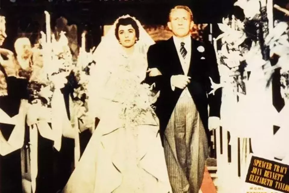 AlloCiné - Photo d’illustration - Éternelle icône aux yeux d'une nuance insaisissable, Elizabeth Taylor a traversé les décennies avec ses fiançailles légendaires comme autant de chapitres éclatants d’un roman joaillier hors norme.