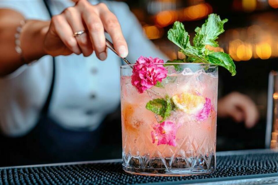 AdobeStock- Photo d'illustration : Organisez un mariage estival inoubliable malgré la chaleur ! Découvrez X idées d’animations rafraîchissantes et élégantes pour chouchouter vos invités et profiter pleinement de votre journée sous le soleil.