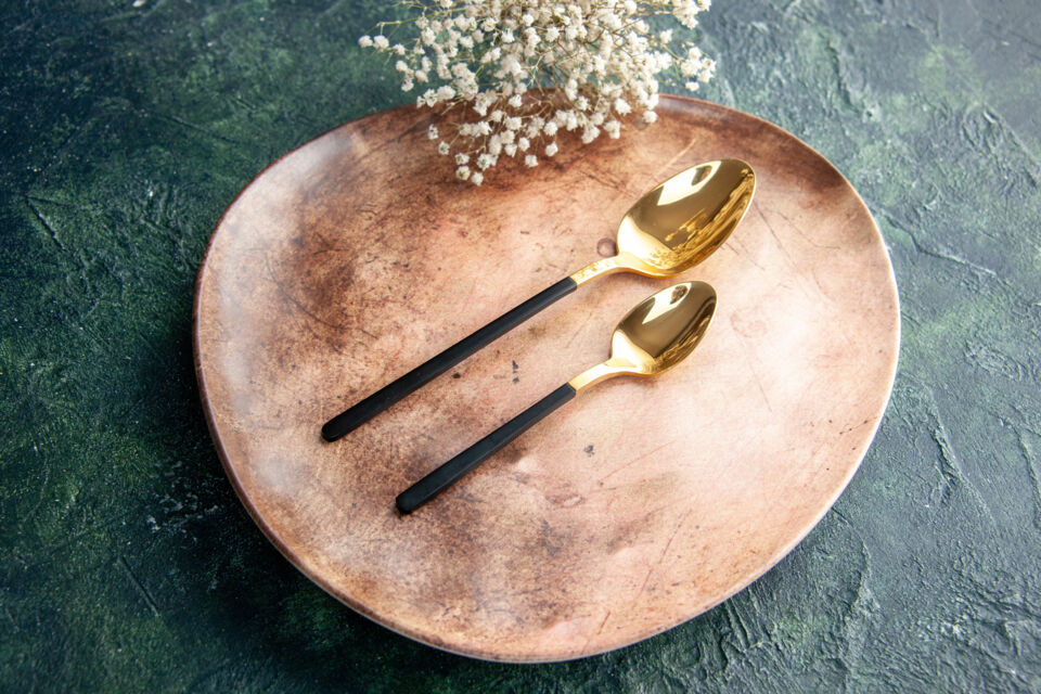 Freepik - photo d'illustration - La météo est l'élément le plus imprévisible d'un mariage. Pourtant, une simple cuillère retournée pourrait empêcher la pluie de s'inviter aux festivités.