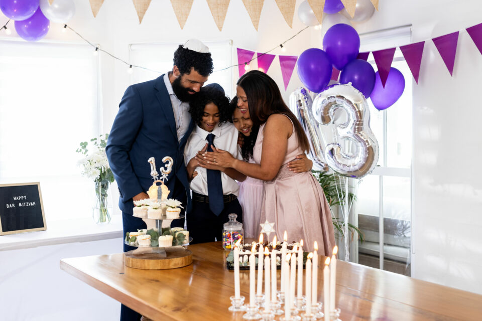 Adobe Stock – Photo d’illustration - La bar mitzvah, une cérémonie initiatique devenue un événement marquant, entre traditions religieuses, festivités modernes et organisation millimétrée. 