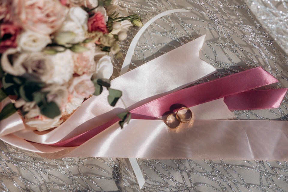 Freepik - Photo d'illustration - Qu’ils soient utilisés comme porte-bonheur, élément de décoration ou animation participative, les rubans méditerranéens offrent un savant mélange de poésie et de convivialité.