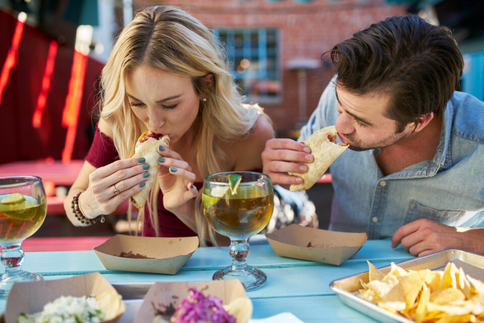 Adobe Stock -  Photo d'illustration -  Adobe Stock -  Photo d’illustration -  Le mariage transforme les repas en rituels de partage et de plaisir, favorisant des habitudes plus gourmandes et moins contrôlées, ce qui peut entraîner une prise de poids progressive et insidieuse. 